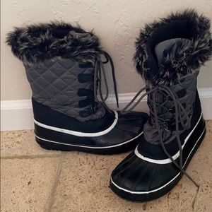 Women’s snow boots size 10